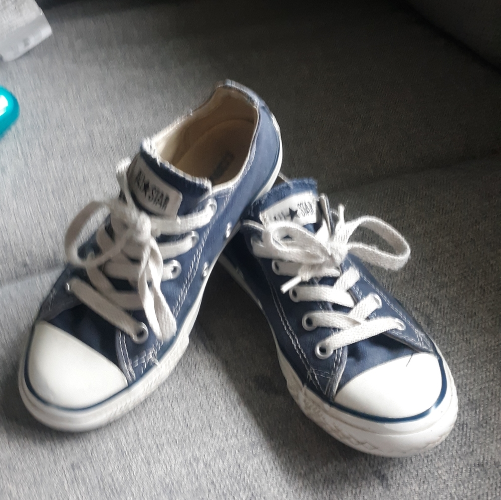 Boy's Converse low top sneakers size 13
